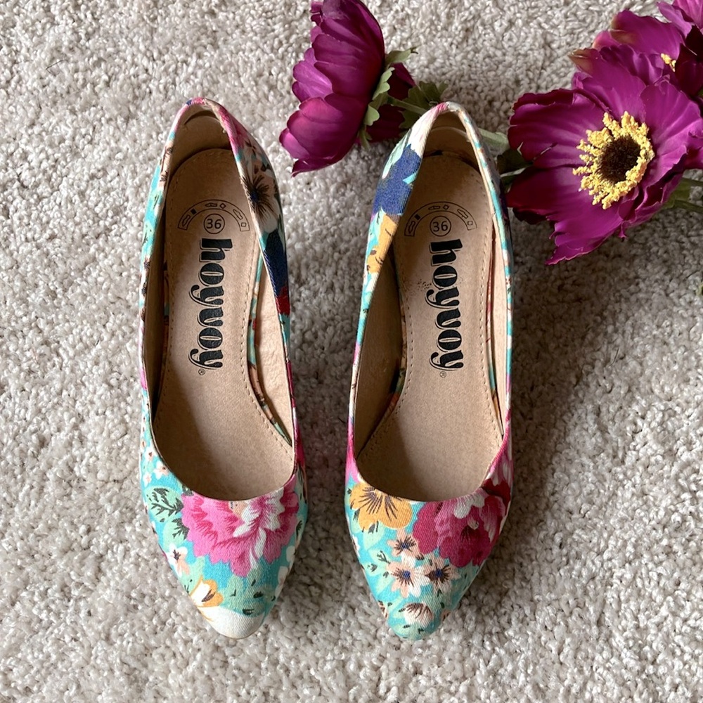 Hoyvoy | Floral Pumps